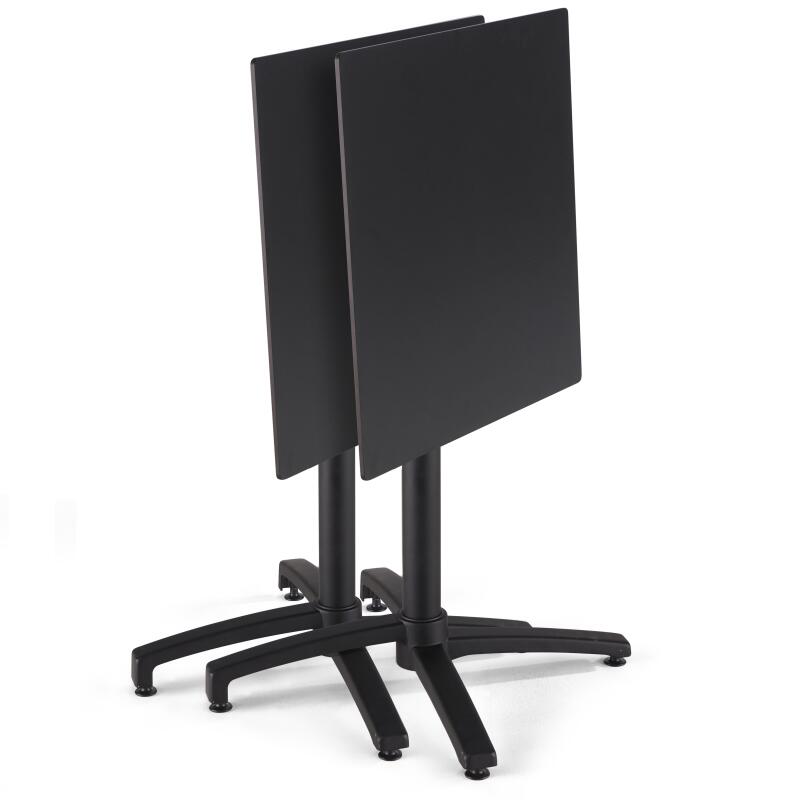 60 x 60 cm großer laminierter Liegetisch mit schwarzem Bein und Metallstühlen