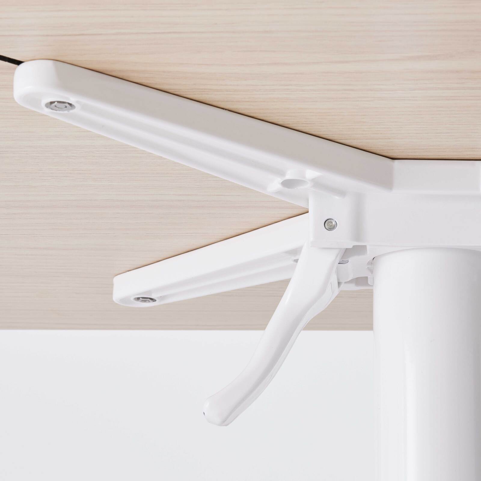 60 x 60 cm großer laminierter Liegetisch mit weißem Untergestell und Metallstühlen