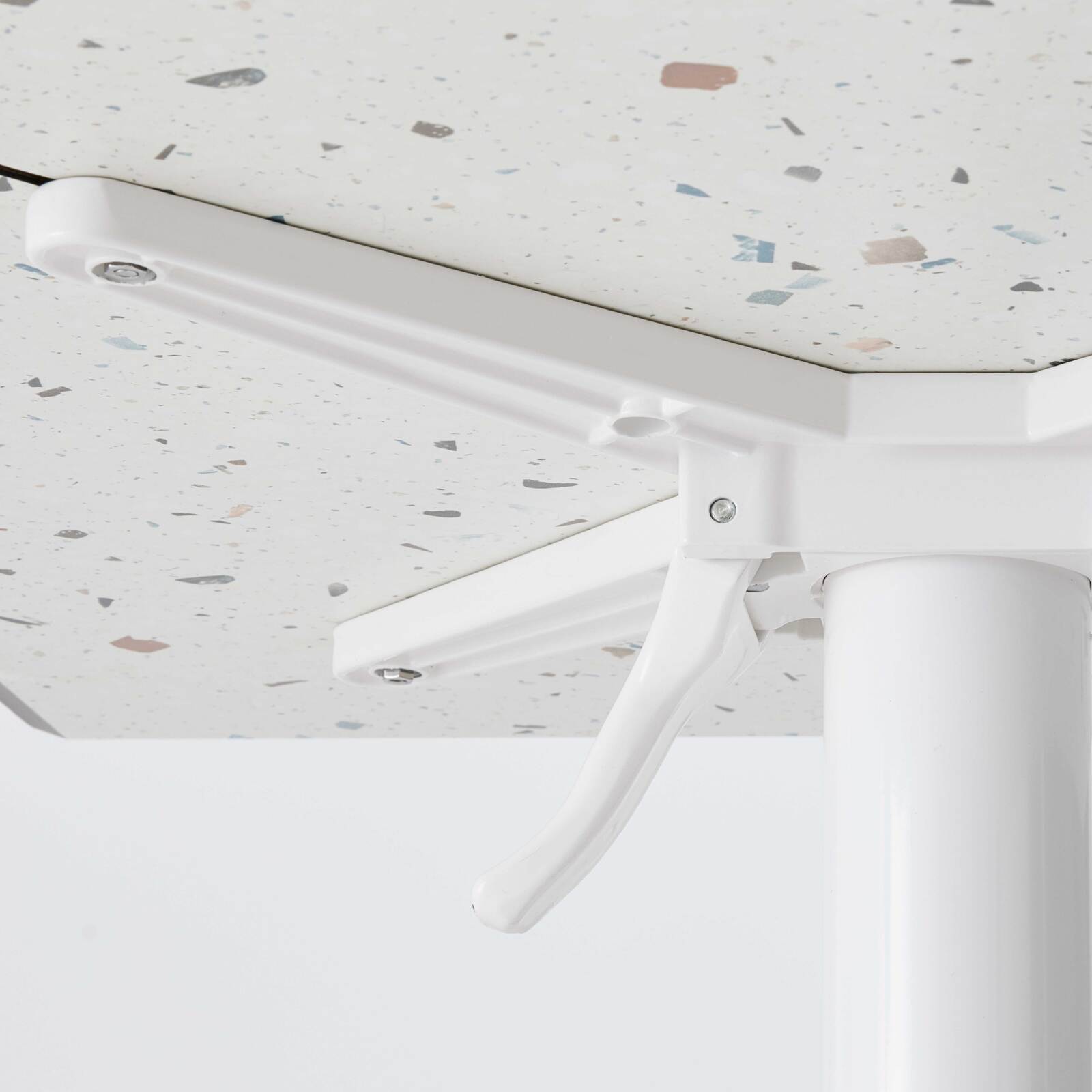 60 x 60 cm großer laminierter Liegetisch mit weißem Untergestell und Metallstühlen