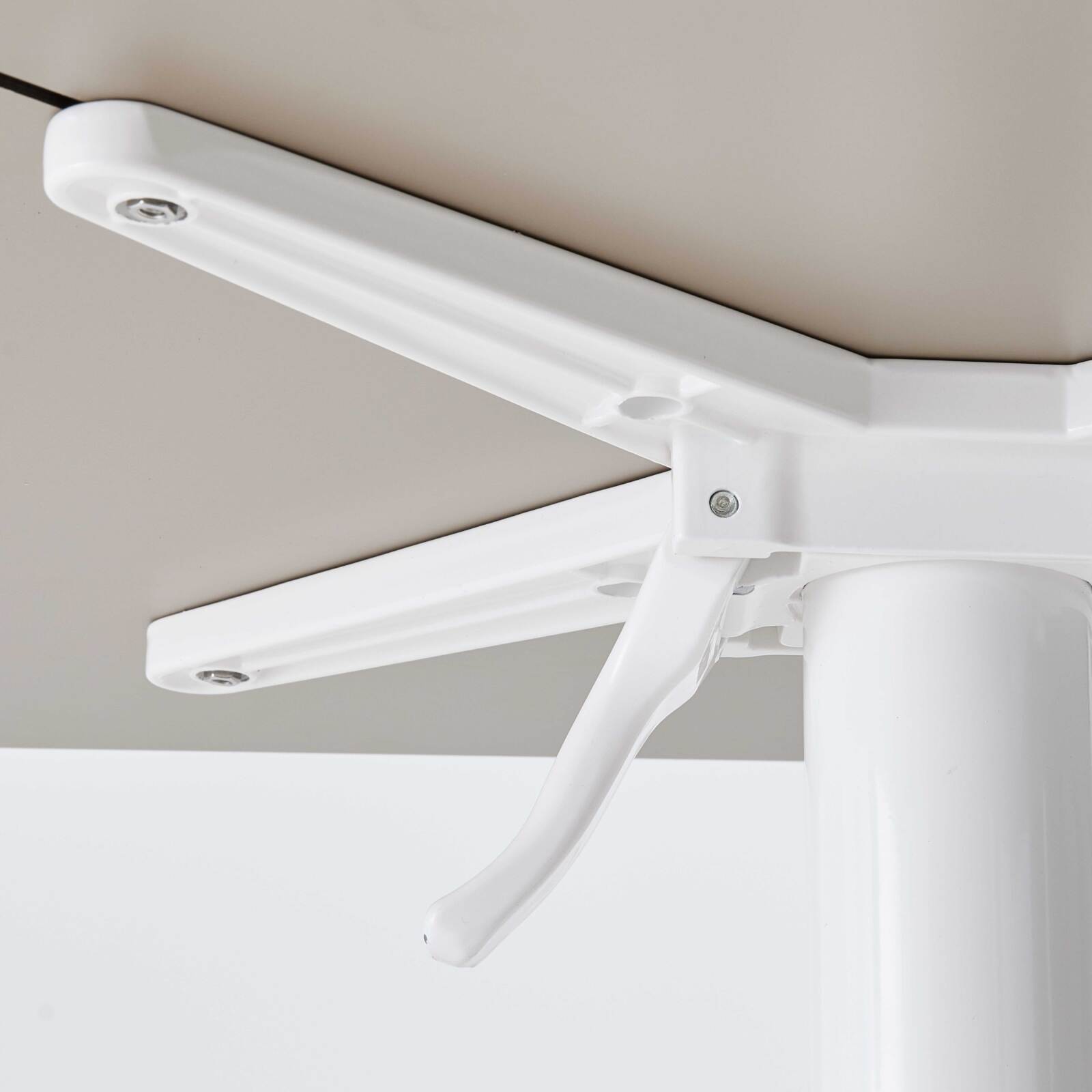 70 x 70 cm großer laminierter Liegetisch mit weißem Untergestell und Metallstühlen