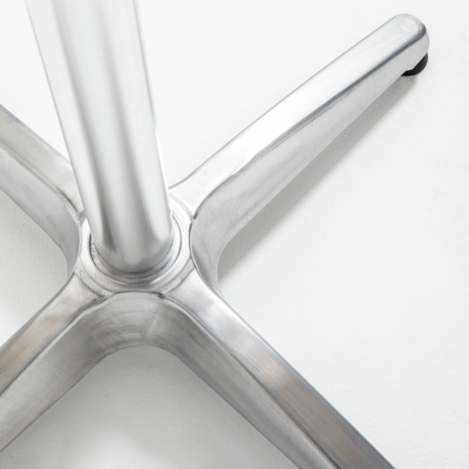 Hochstehender Garten-Stehtisch (Ø60 x 110 cm) aus Aluminium in quadratischer Form 