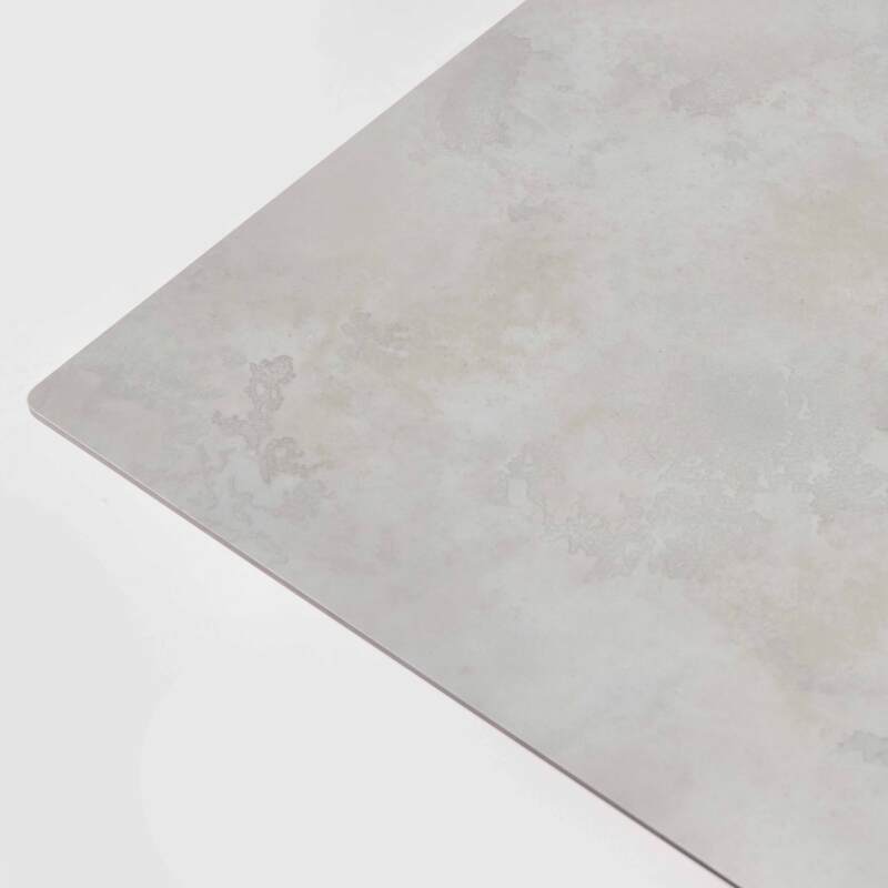 Hochtisch 60x60 cm, laminiert, mit weißem Untergestell und Metallstühlen
