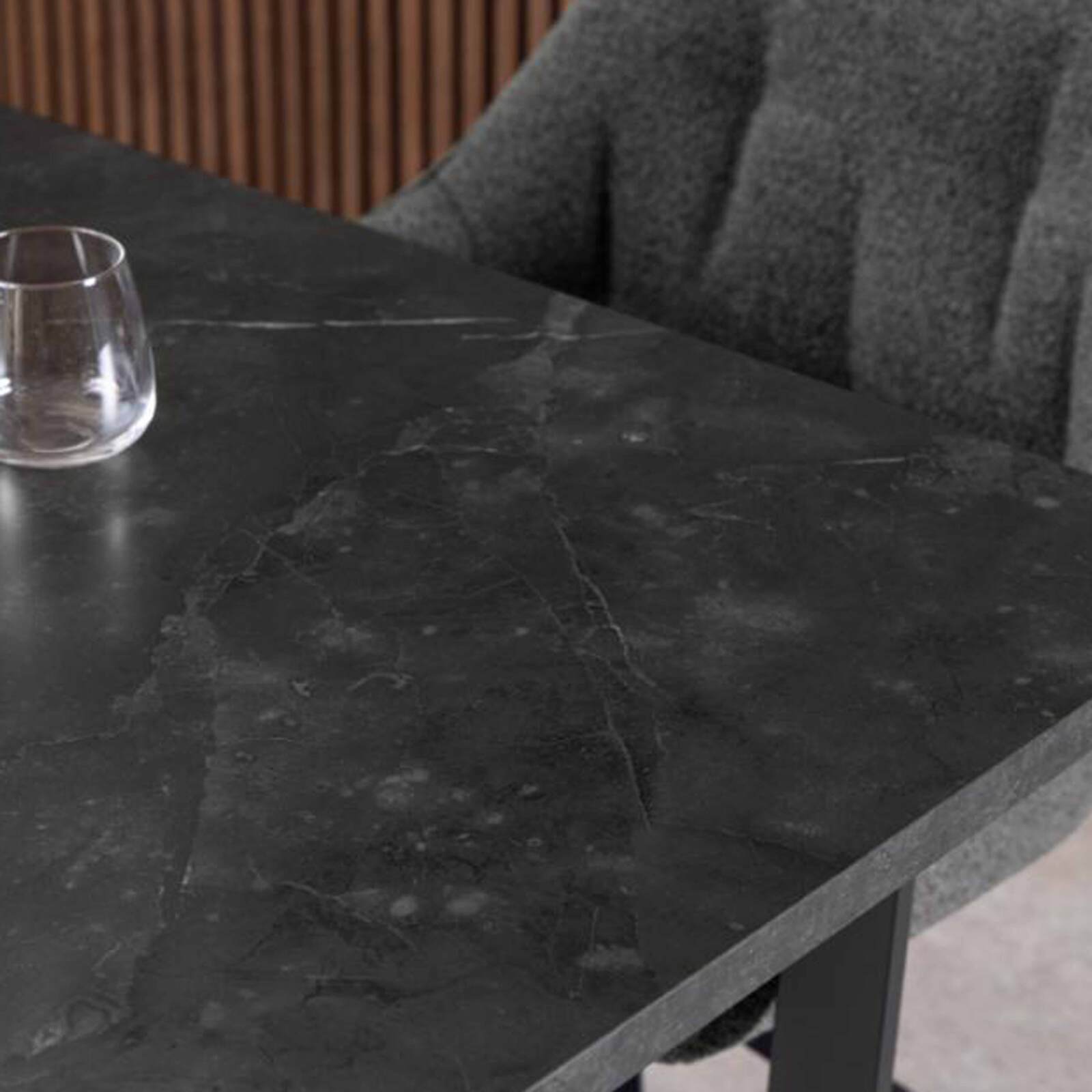 Ausziehbarer Esstisch aus Stahl und schwarzem MDF mit Marmoreffekt – 6 bis 8 Personen