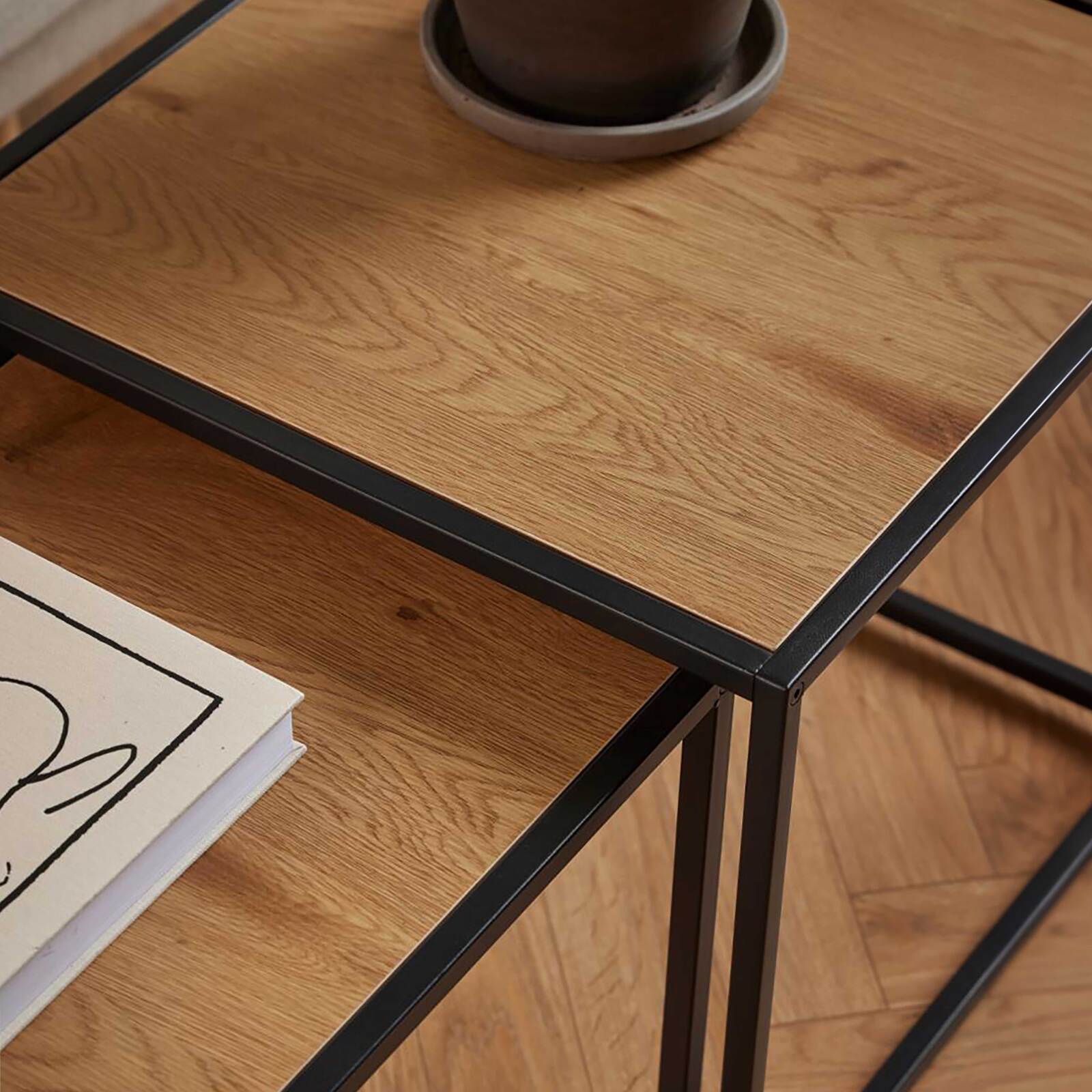 Quadratische Satztische aus MDF in Stahl- und Eichenoptik