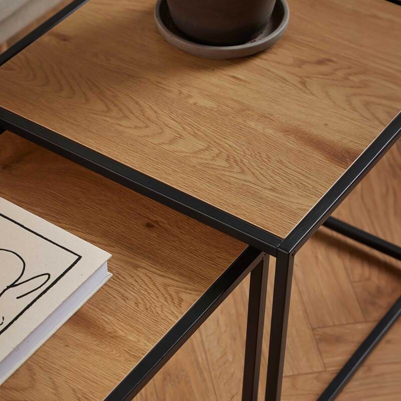 Quadratische Satztische aus MDF in Stahl- und Eichenoptik