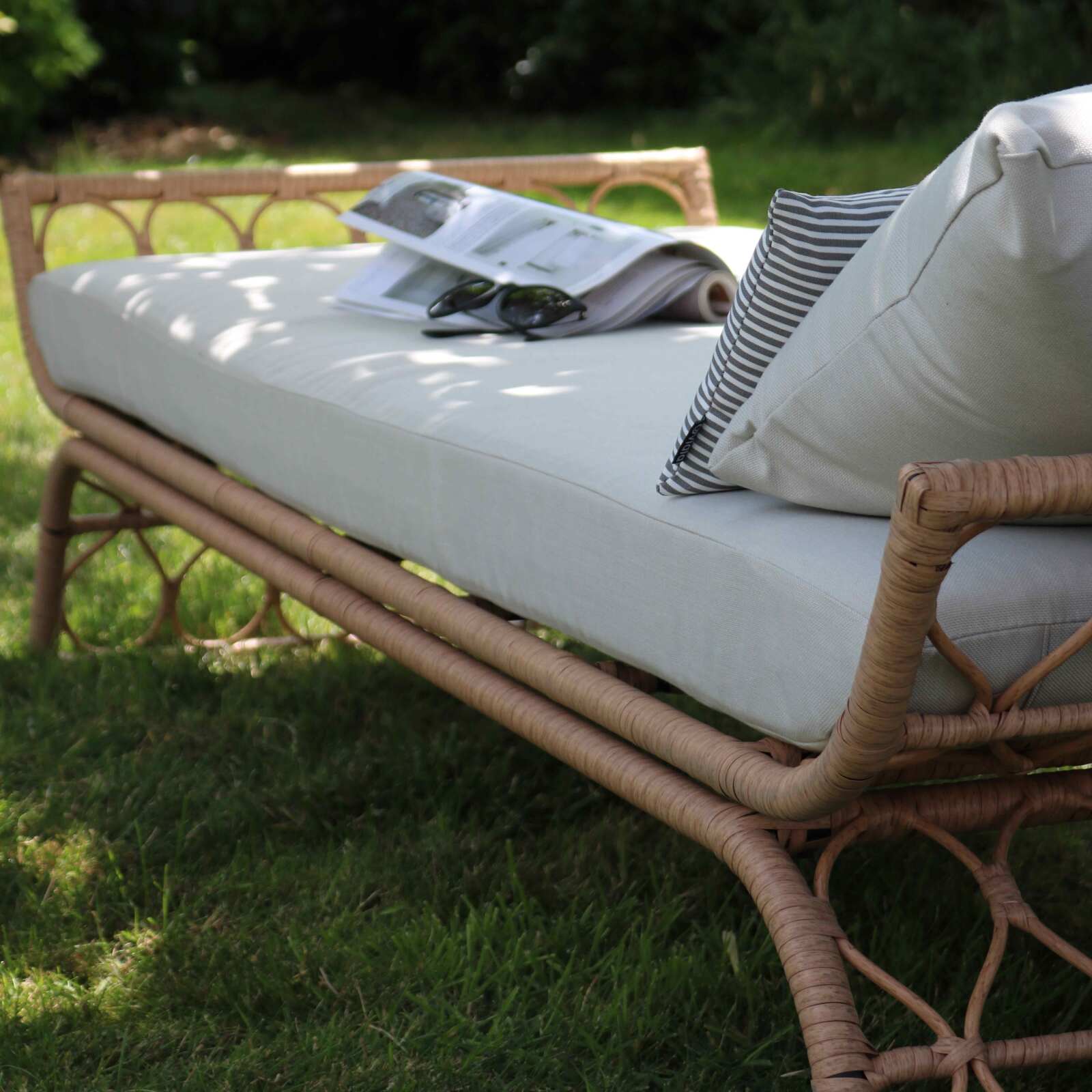 Gartenbank aus geflochtenem Kunstharz