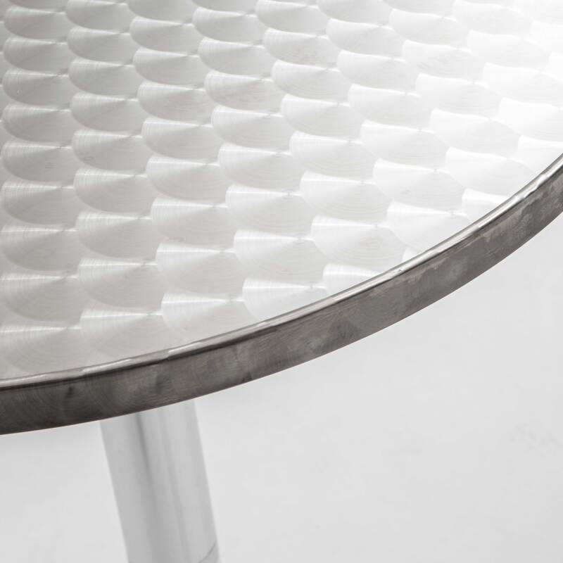 Runder Bartisch mit einem Durchmesser von 60 cm und 2 hohen Aluminiumstühlen 