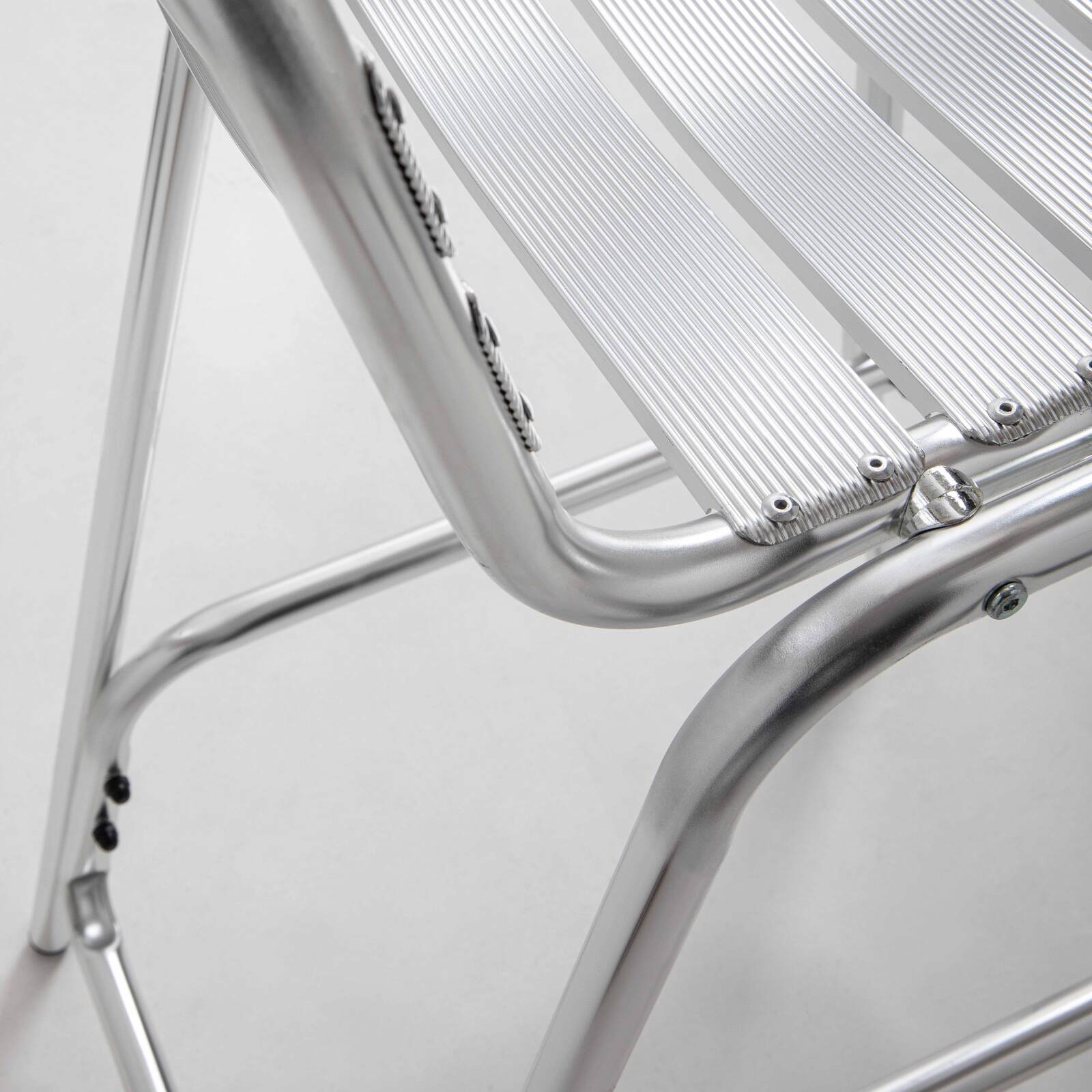 Runder Bartisch mit einem Durchmesser von 60 cm und 2 hohen Aluminiumstühlen 