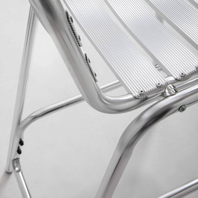 Runder Bartisch mit einem Durchmesser von 60 cm und 2 hohen Aluminiumstühlen