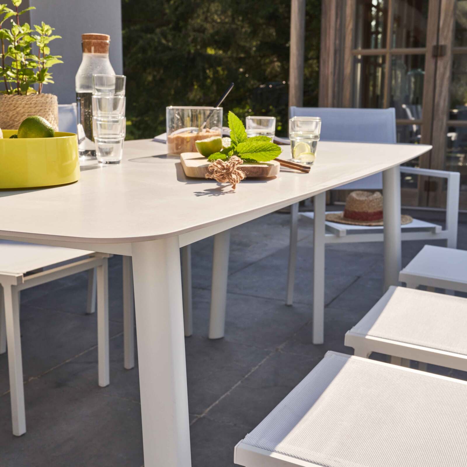 Rechteckiger Gartentisch (180 x 90 cm) aus Aluminium + gesintertem Stein Rechteckiger Gartentisch (180 x 90 cm) aus Aluminium + gesintertem Stein