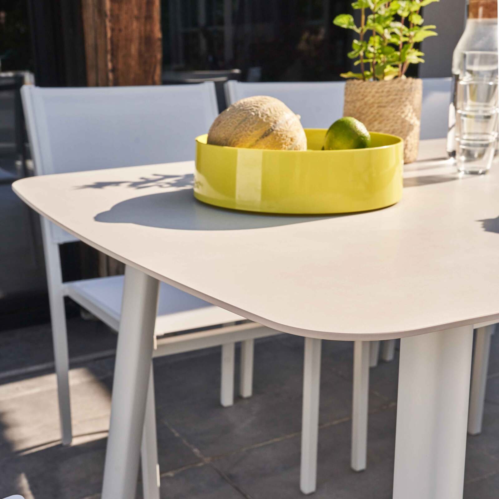 Rechteckiger Gartentisch (180 x 90 cm) aus Aluminium + gesintertem Stein Rechteckiger Gartentisch (180 x 90 cm) aus Aluminium + gesintertem Stein