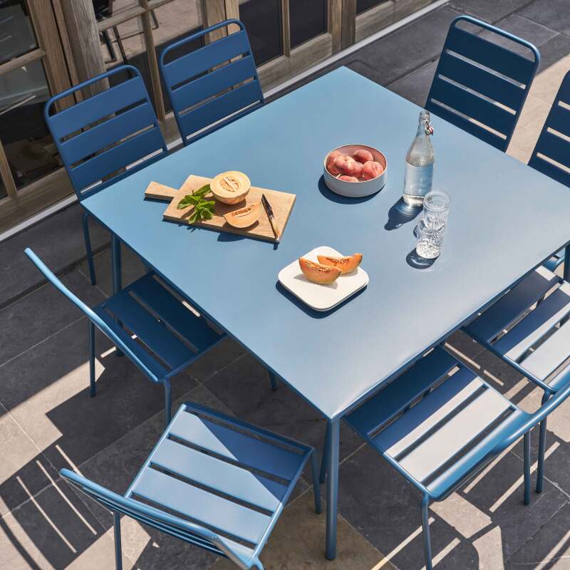 Quadratischer Gartentisch aus Metall mit den Maßen 120 x 120 cm und 8 Metallstühlen