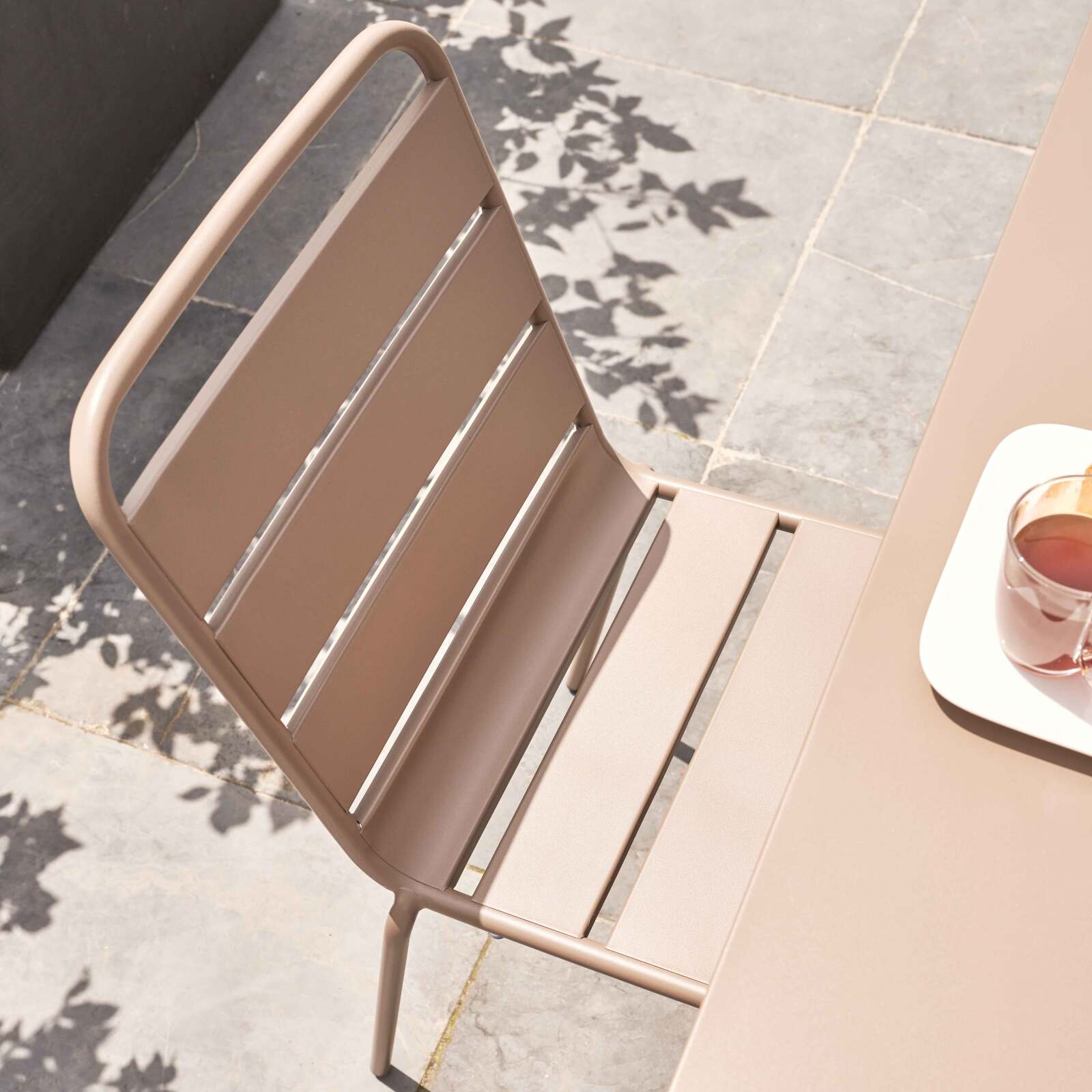 Rechteckiger Gartentisch 120 x 70 cm und 4 Metallstühle Rechteckiger Gartentisch 120 x 70 cm und 4 Metallstühle