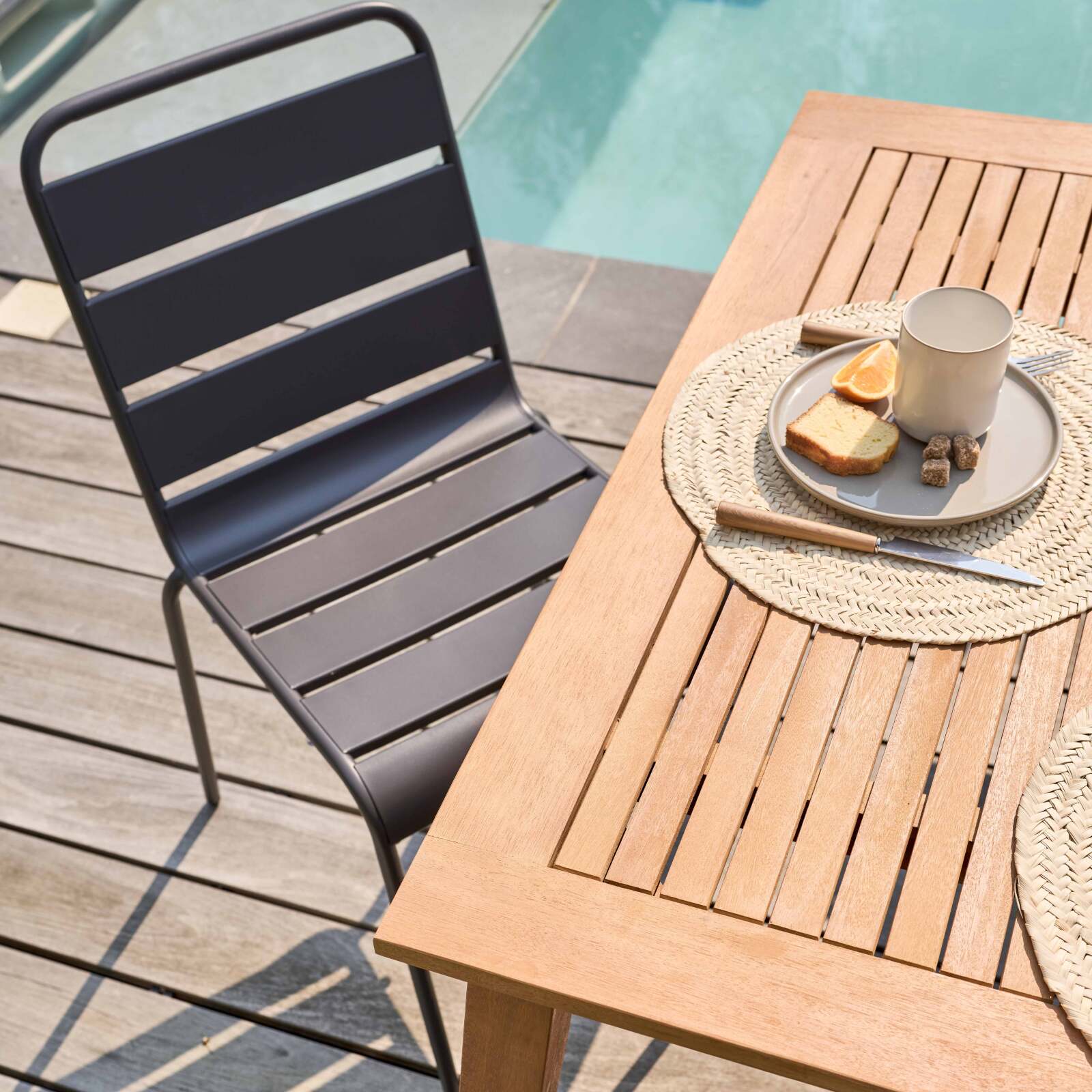 Rechteckiger FSC®-zertifizierter Holzgarten-Tisch mit Erweiterungsmöglichkeit und 6 Metallstühlen 