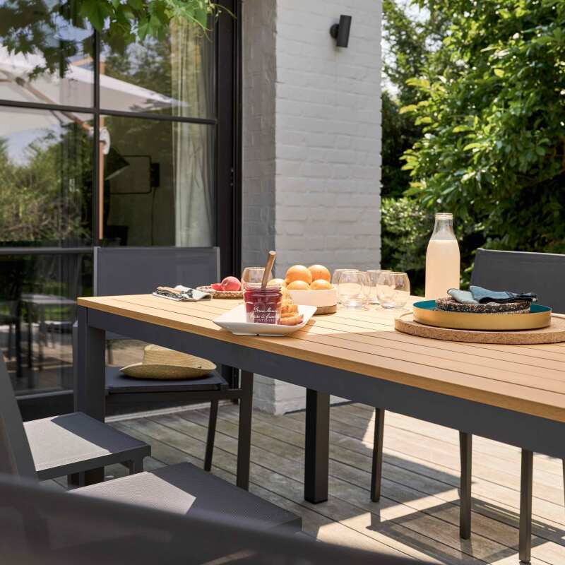 Ausziehbarer Gartentisch 180/240 x 74 cm aus Aluminium und FSC®-Eukalyptusholz mit 8 Stühlen und 2 Stühlen mit Armlehnen