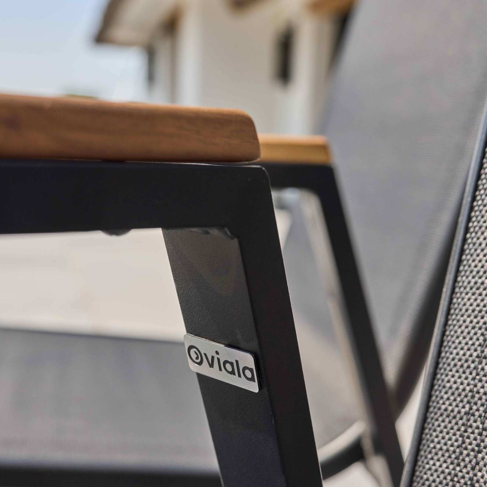 2er-set Gartenstühlen mit Armlehnen aus Aluminium und Akazienholz 2er-set Gartenstühlen mit Armlehnen aus Aluminium und Akazienholz