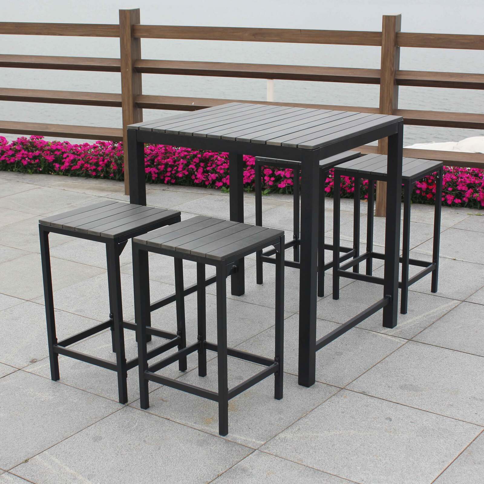 Hoher Gartentisch 90 x 80 cm aus Aluminium und Polywood mit 4 Hockern