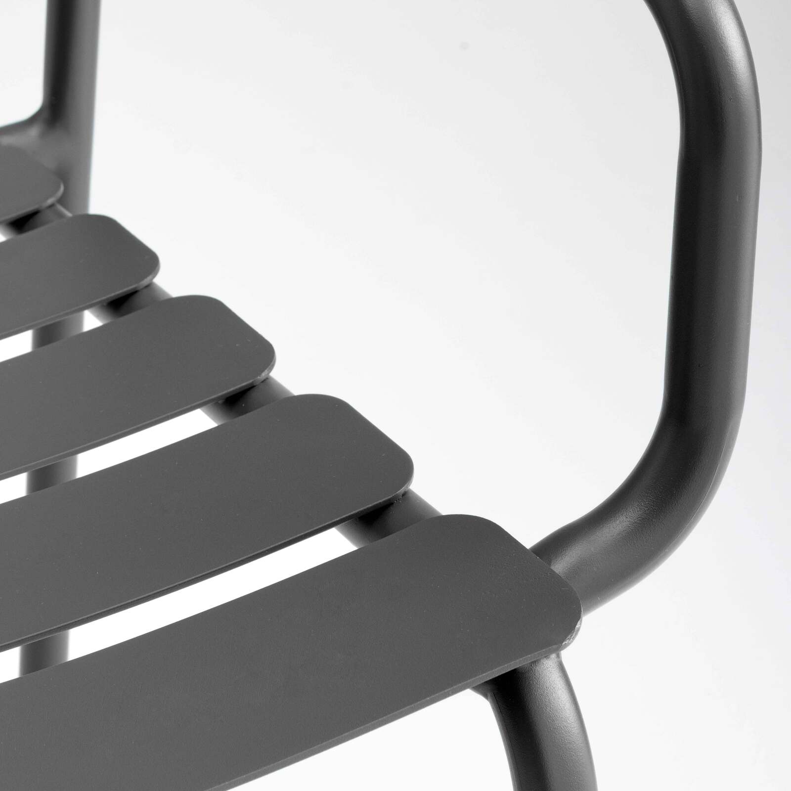 Rechteckiger Terrassentisch 185 x 92 cm und 8 Stühle mit Aluminiumarmlehnen