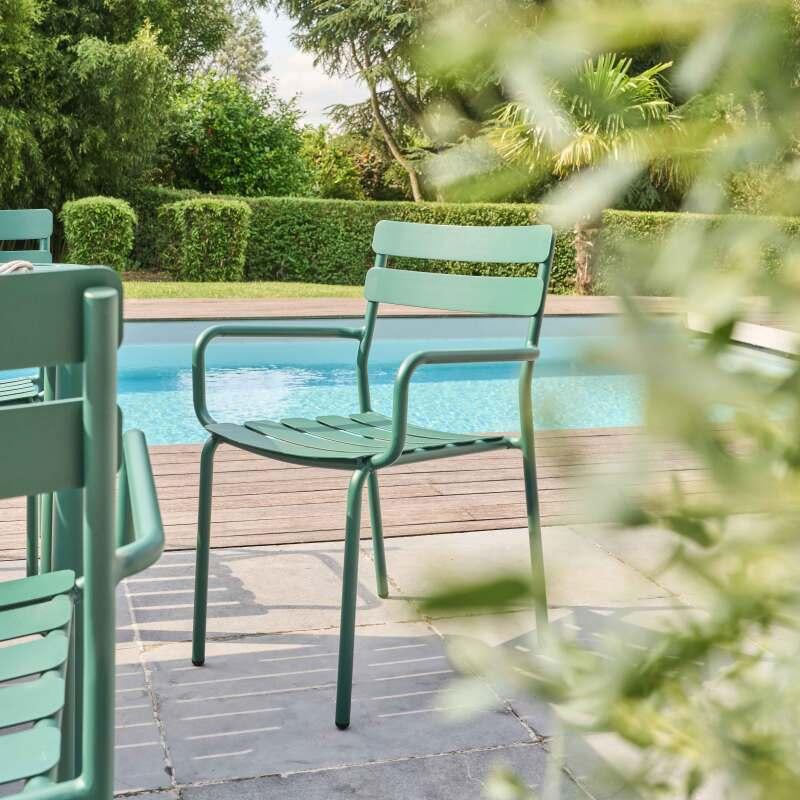 Rechteckiger Terrassentisch 185 x 92 cm und 8 Stühle mit Aluminiumarmlehnen (4/7)