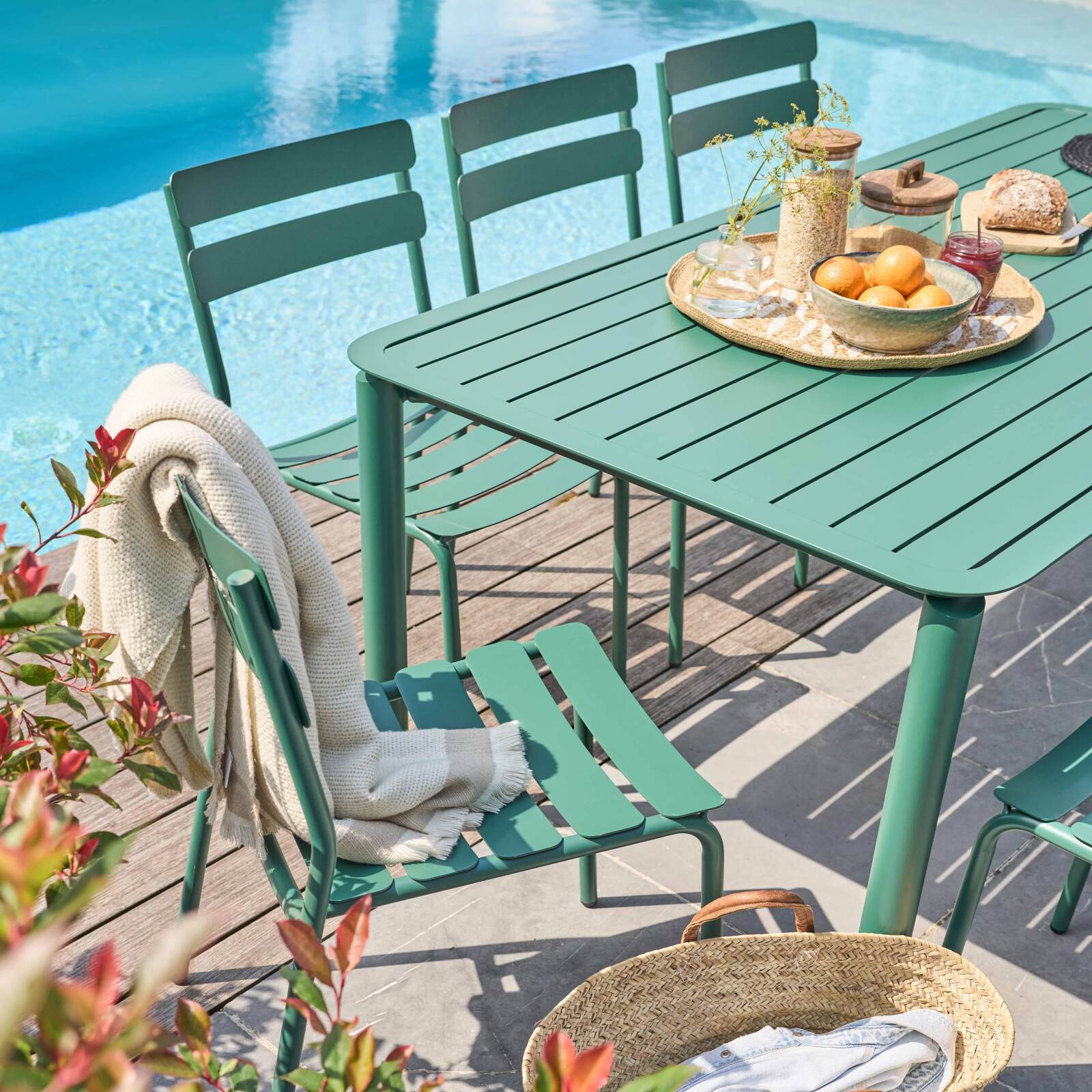 Rechteckiger Terrassentisch 185 x 92 cm und 8 Aluminiumstühle