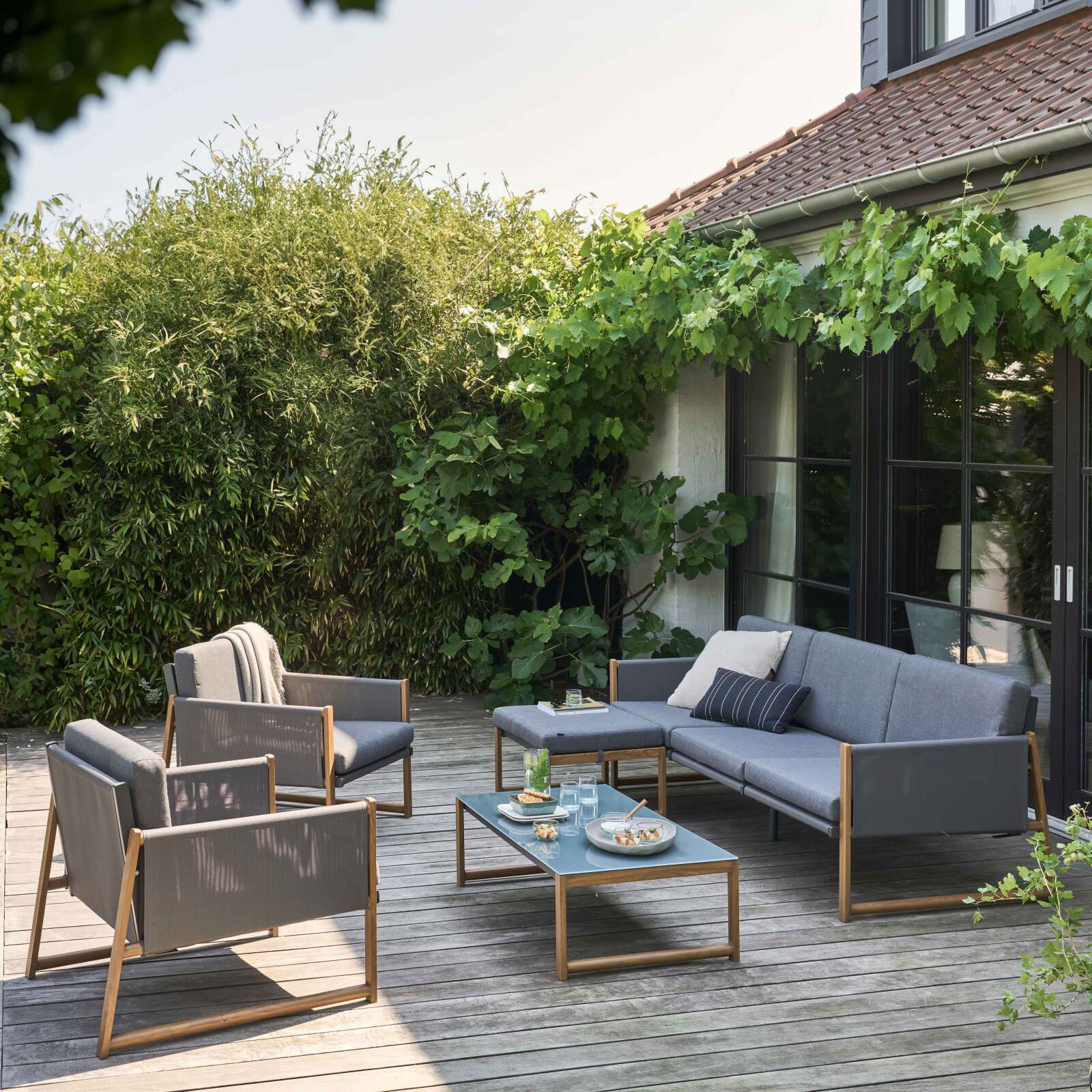 Gartenlounge-Set mit 5 Sitzplätzen, Ecksofa und Sesseln 