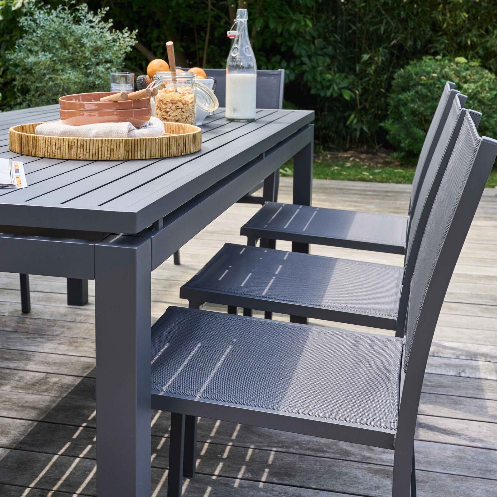 Rechteckiger, ausziehbarer Aluminium-Gartentisch mit 6 Stühlen und 2 Stühlen mit Armlehnen 