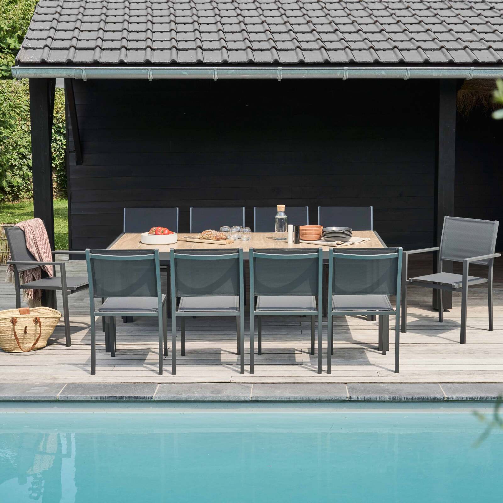 Rechteckiger Gartentisch mit Keramikholz-Effekt-Platte, 8 Stühlen und 2 Stühlen mit Armlehnen  Rechteckiger Gartentisch mit Keramikholz-Effekt-Platte, 8 Stühlen und 2 Stühlen mit Armlehnen