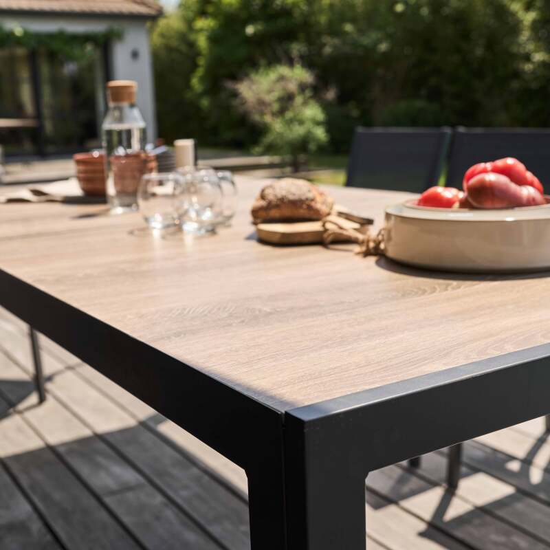 Rechteckiger Gartentisch mit Keramikholz-Effekt-Platte, 8 Stühlen und 2 Stühlen mit Armlehnen