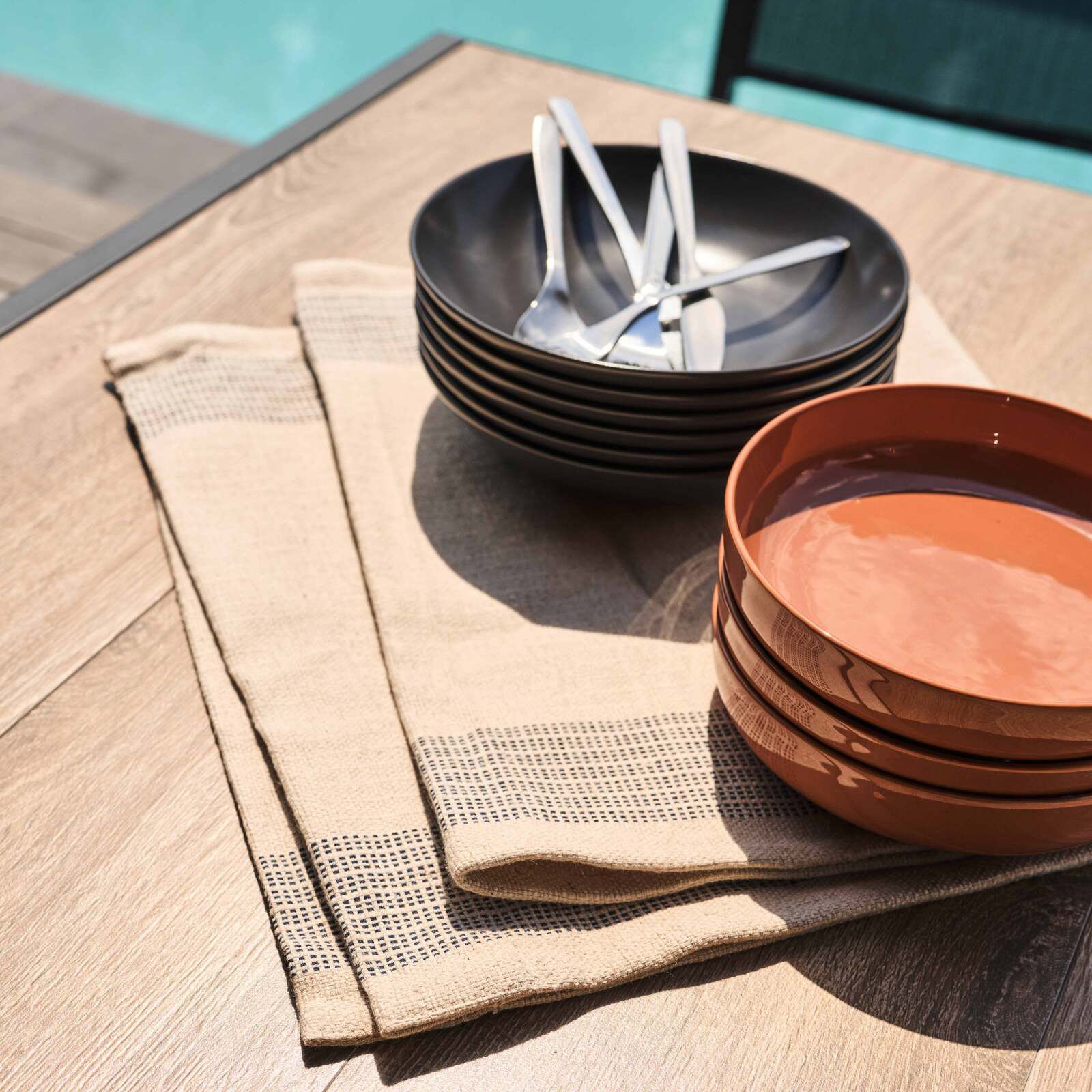 Rechteckiger Gartentisch mit Keramikholz-Effekt-Platte, 8 Stühlen und 2 Stühlen mit Armlehnen  Rechteckiger Gartentisch mit Keramikholz-Effekt-Platte, 8 Stühlen und 2 Stühlen mit Armlehnen