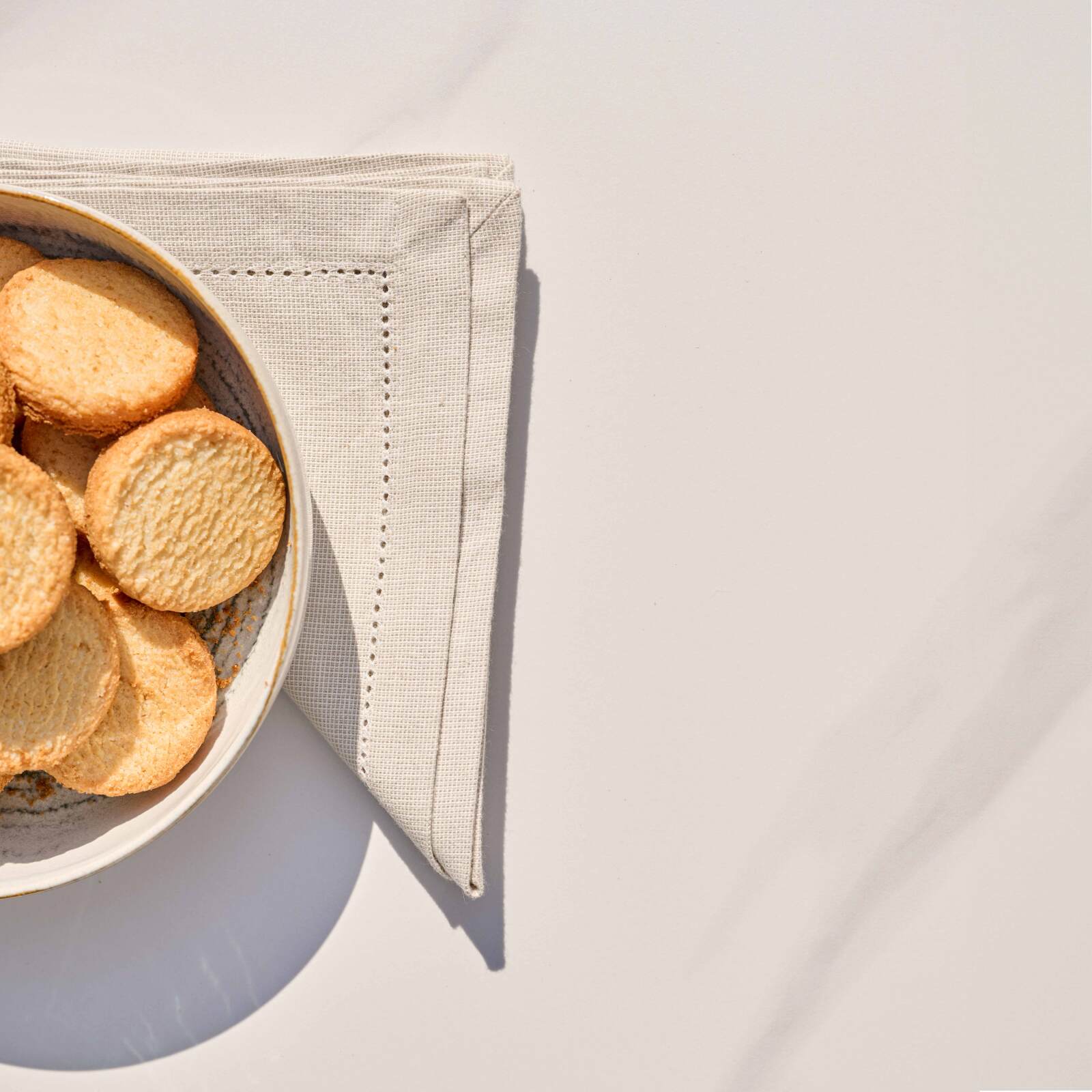 Gartentisch im skandinavischen Stil aus Aluminium und gesintertem Stein – (180 x 90 x 75)