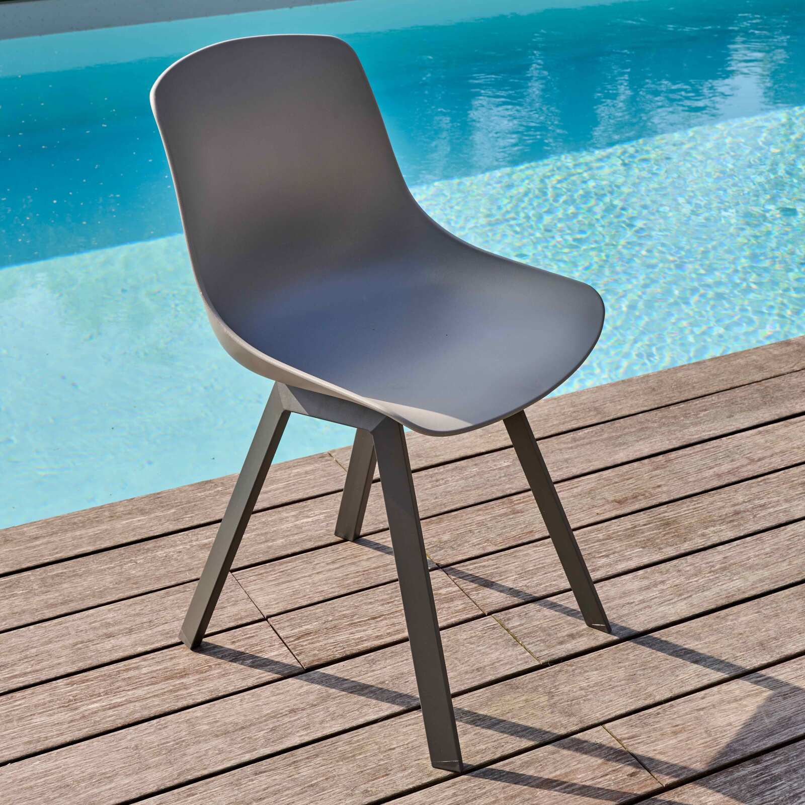 Set von 4 skandinavischen Außenstühlen