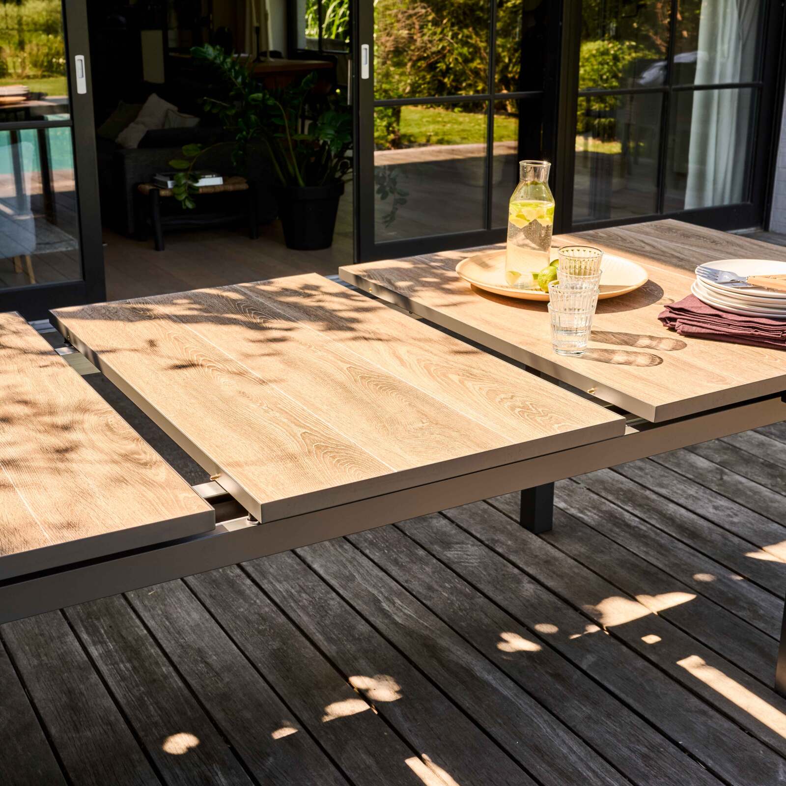 Rechteckiger, ausziehbarer Gartentisch (200/260 x 100 x 75 cm) aus Aluminium und Keramik Rechteckiger, ausziehbarer Gartentisch (200/260 x 100 x 75 cm) aus Aluminium und Keramik