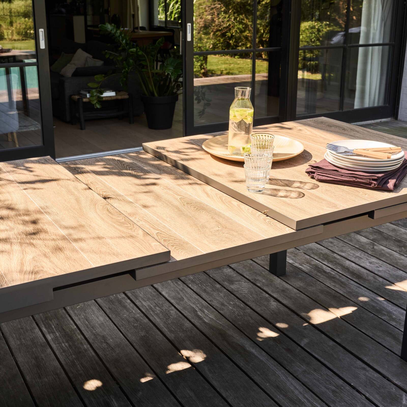 Rechteckiger, ausziehbarer Gartentisch (200/260 x 100 x 75 cm) aus Aluminium und Keramik Rechteckiger, ausziehbarer Gartentisch (200/260 x 100 x 75 cm) aus Aluminium und Keramik