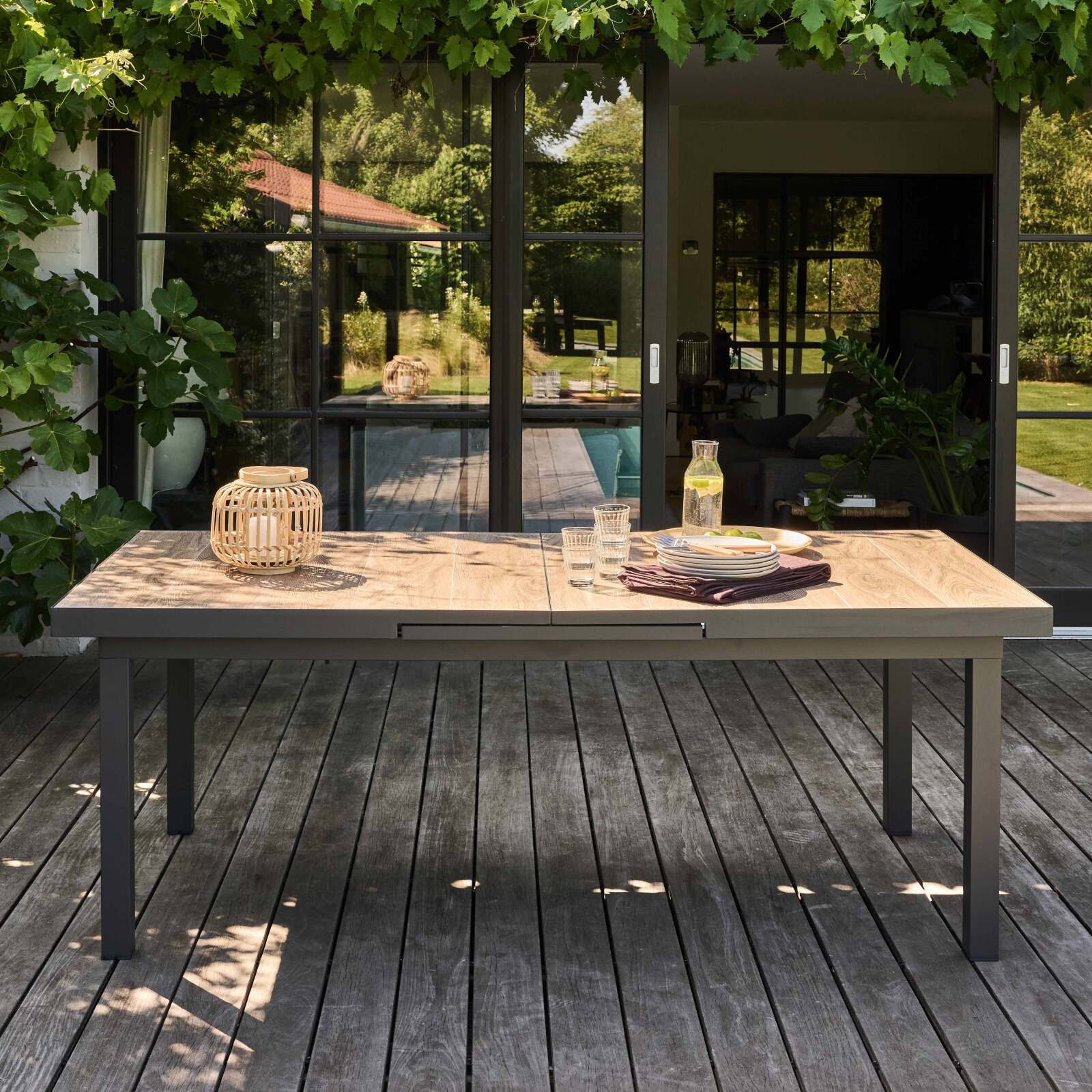 Rechteckiger, ausziehbarer Gartentisch (200/260 x 100 x 75 cm) aus Aluminium und Keramik Rechteckiger, ausziehbarer Gartentisch (200/260 x 100 x 75 cm) aus Aluminium und Keramik