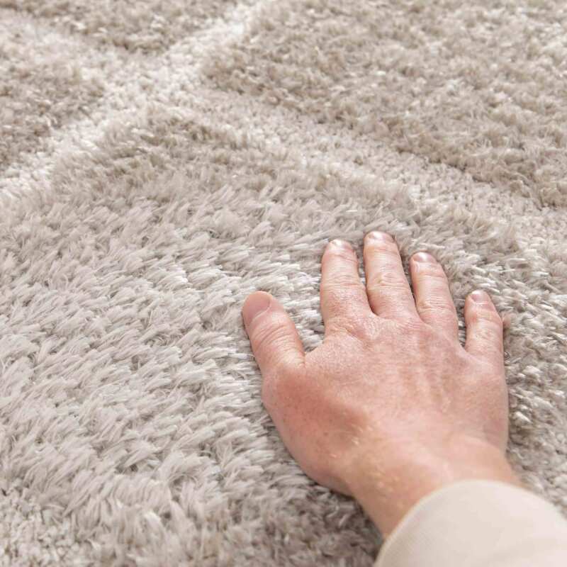 Rechteckiger Hochflorteppich aus recyceltem Polyester