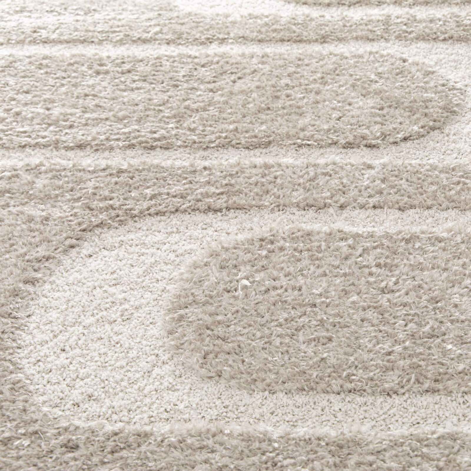 Rechteckiger Hochflorteppich aus recyceltem Polyester mit geometrischem Muster und langem Flor