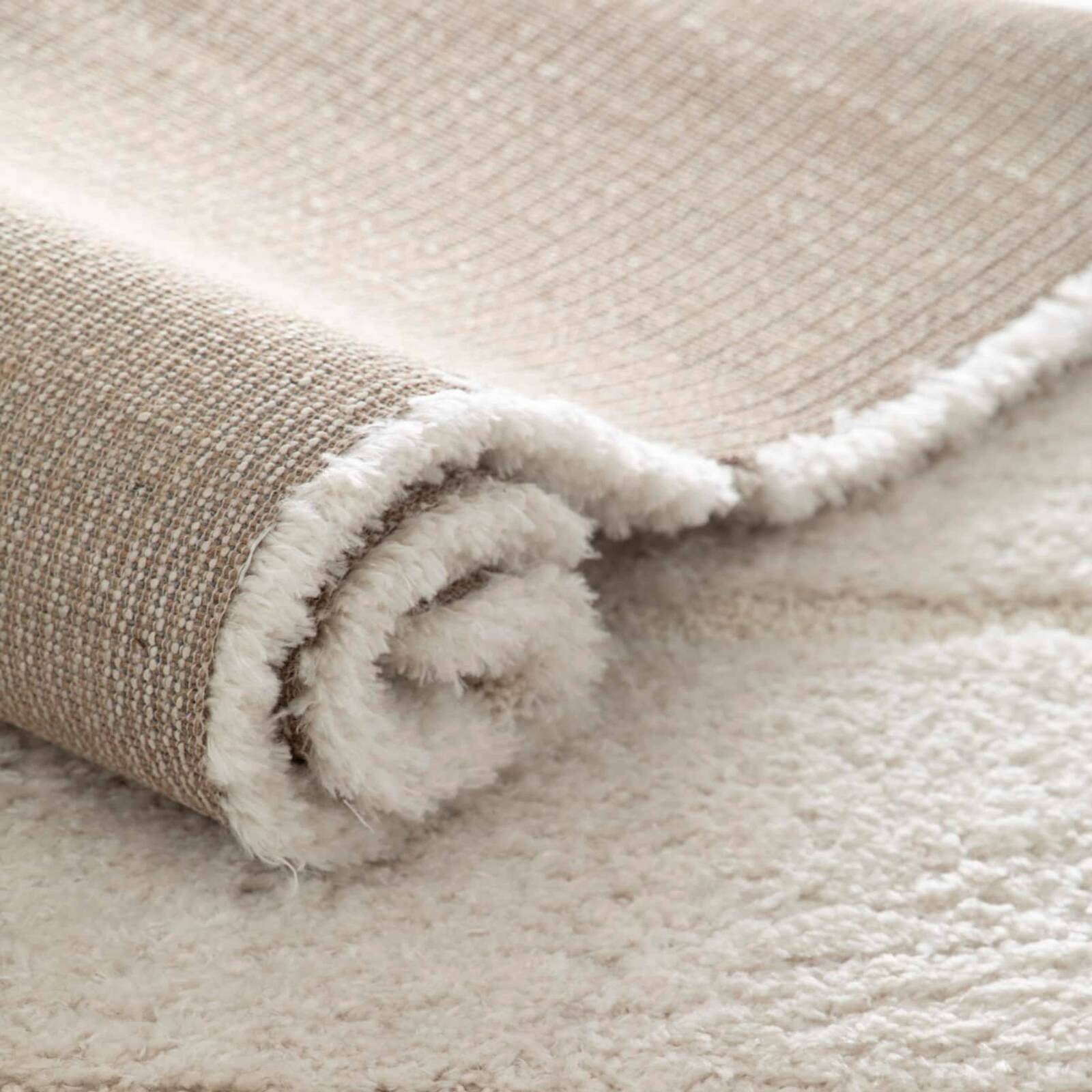 Rechteckiger Hochflorteppich aus recyceltem Polyester mit geometrischem Muster und langem Flor