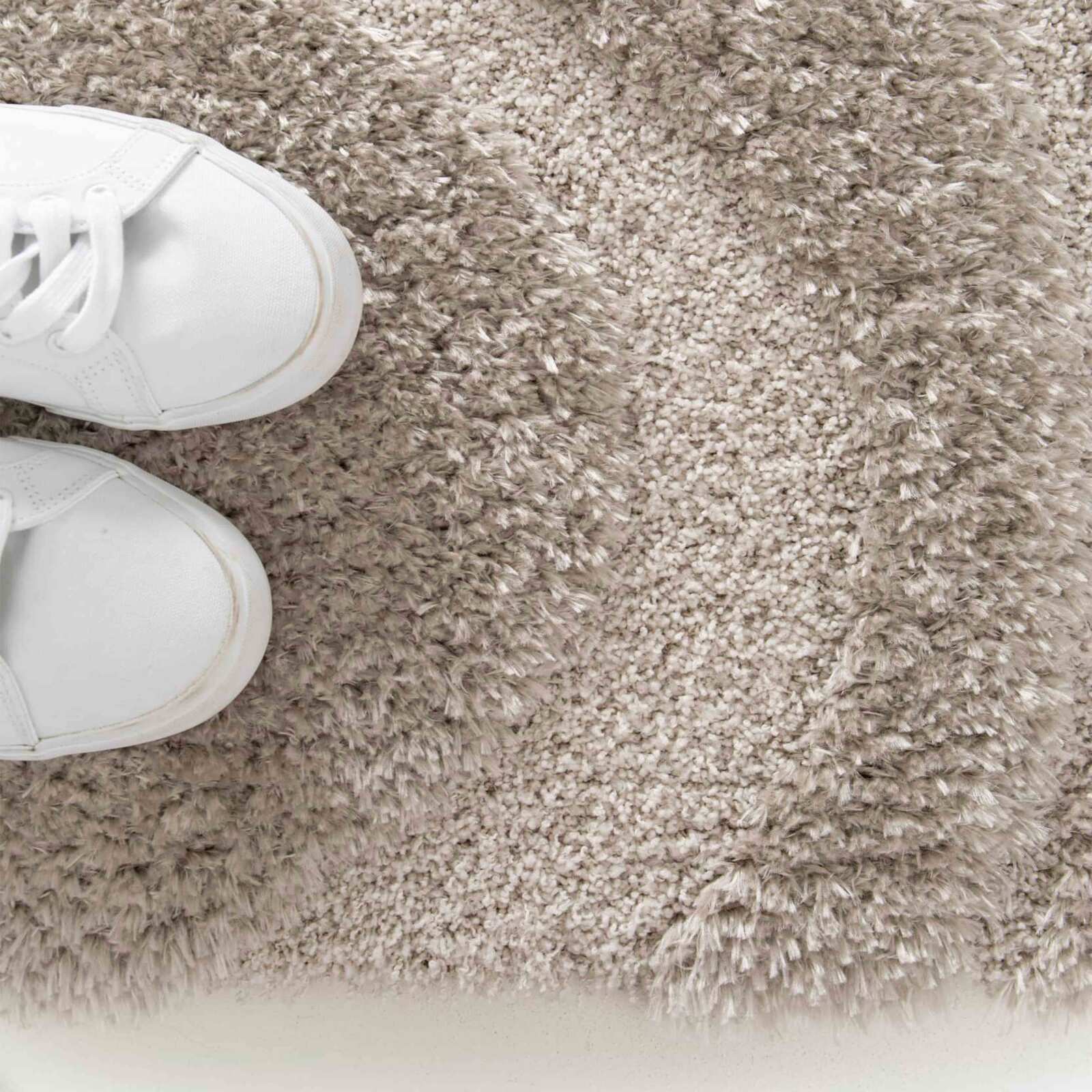 Rechteckiger Hochflorteppich aus recyceltem Polyester mit geometrischem Muster und langem Flor