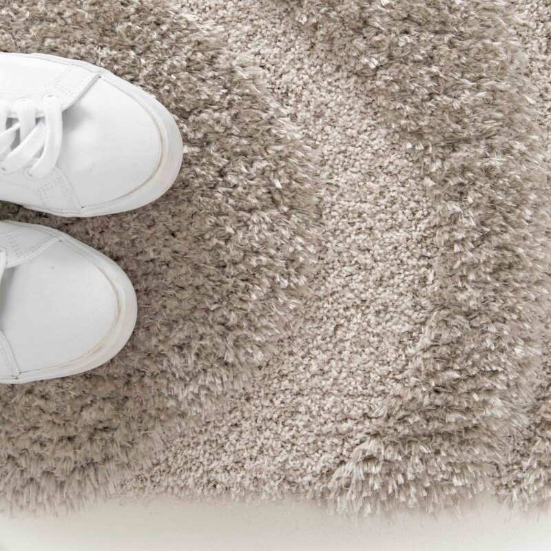 Rechteckiger Hochflorteppich aus recyceltem Polyester mit geometrischem Muster und langem Flor (3/7)