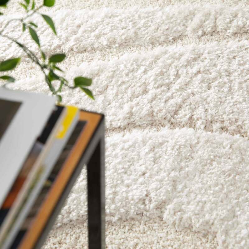 Rechteckiger Hochflorteppich aus recyceltem Polyester mit geometrischem Muster und langem Flor