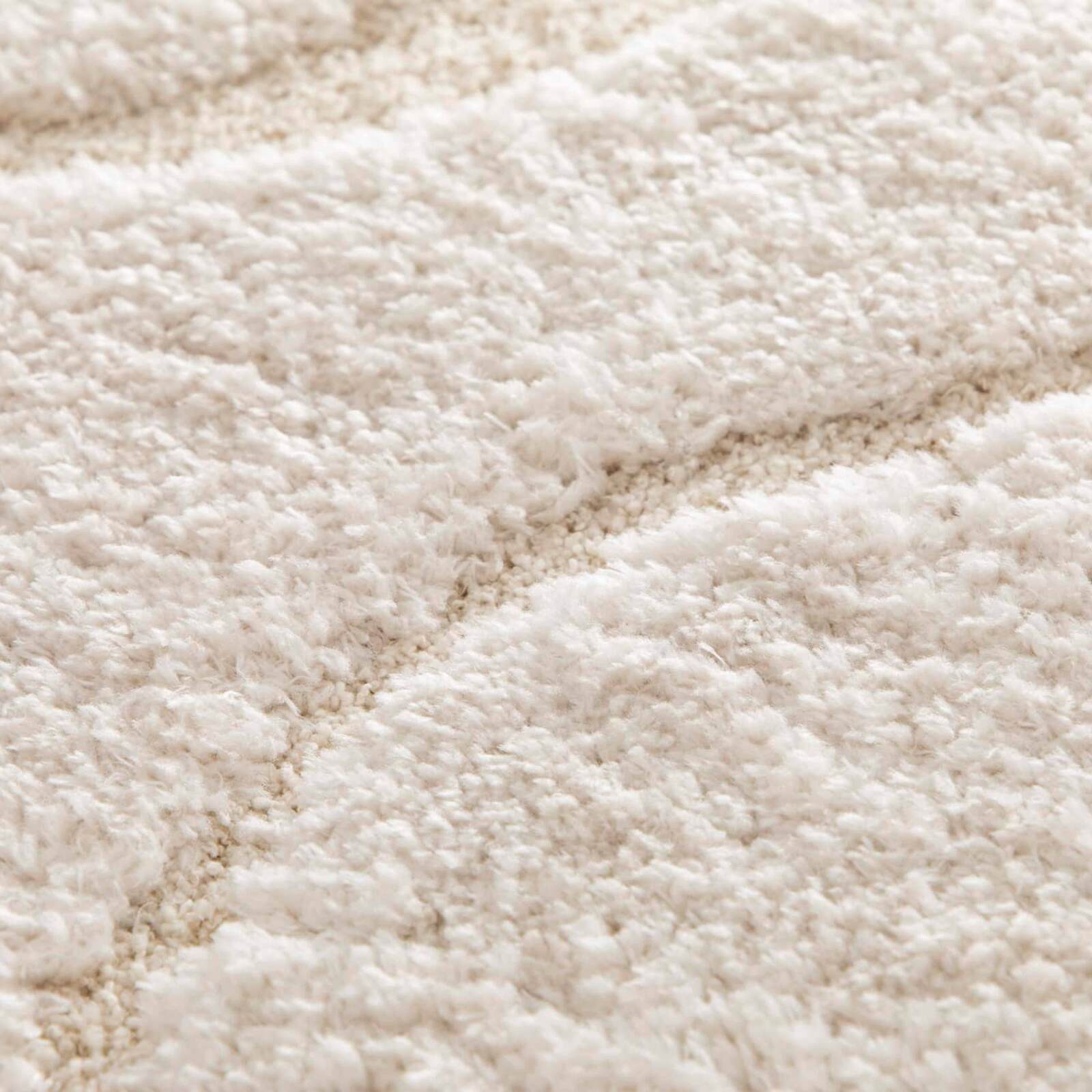 Rechteckiger Hochflorteppich aus recyceltem Polyester mit geometrischem Muster und langem Flor