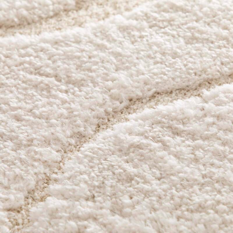 Rechteckiger Hochflorteppich aus recyceltem Polyester mit geometrischem Muster und langem Flor