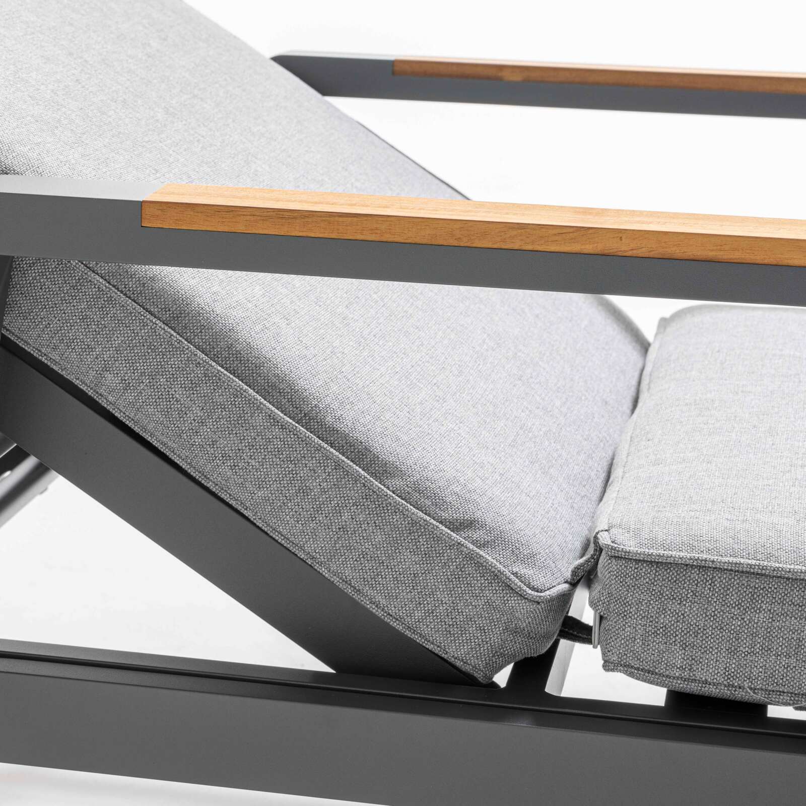 2er-set Sonnenliegen aus Aluminium und FSC®-Teakholz und Regal