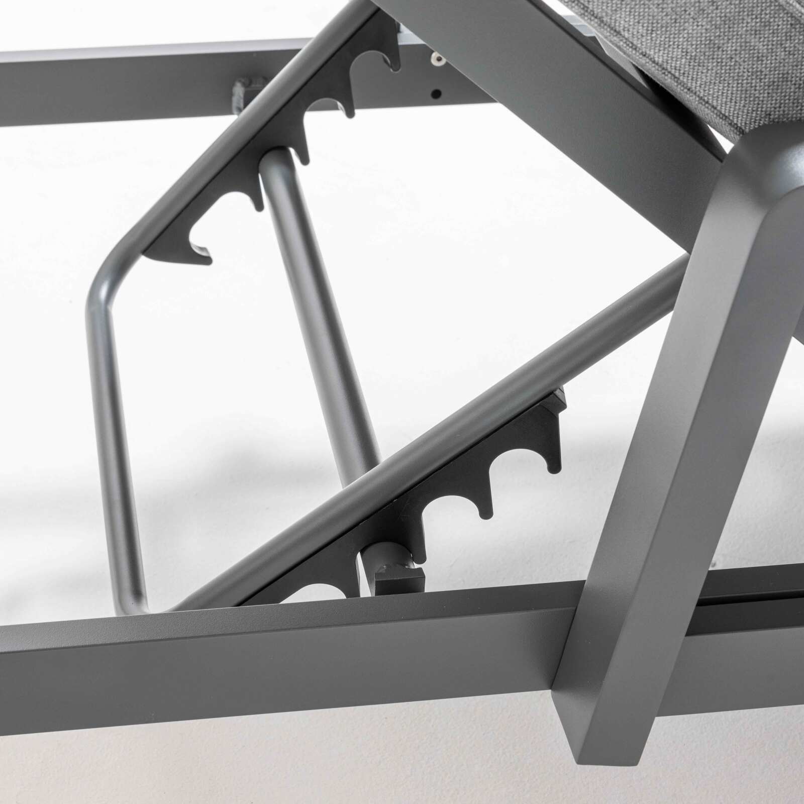 2er-set Sonnenliegen aus Aluminium und FSC®-Teakholz und Regal