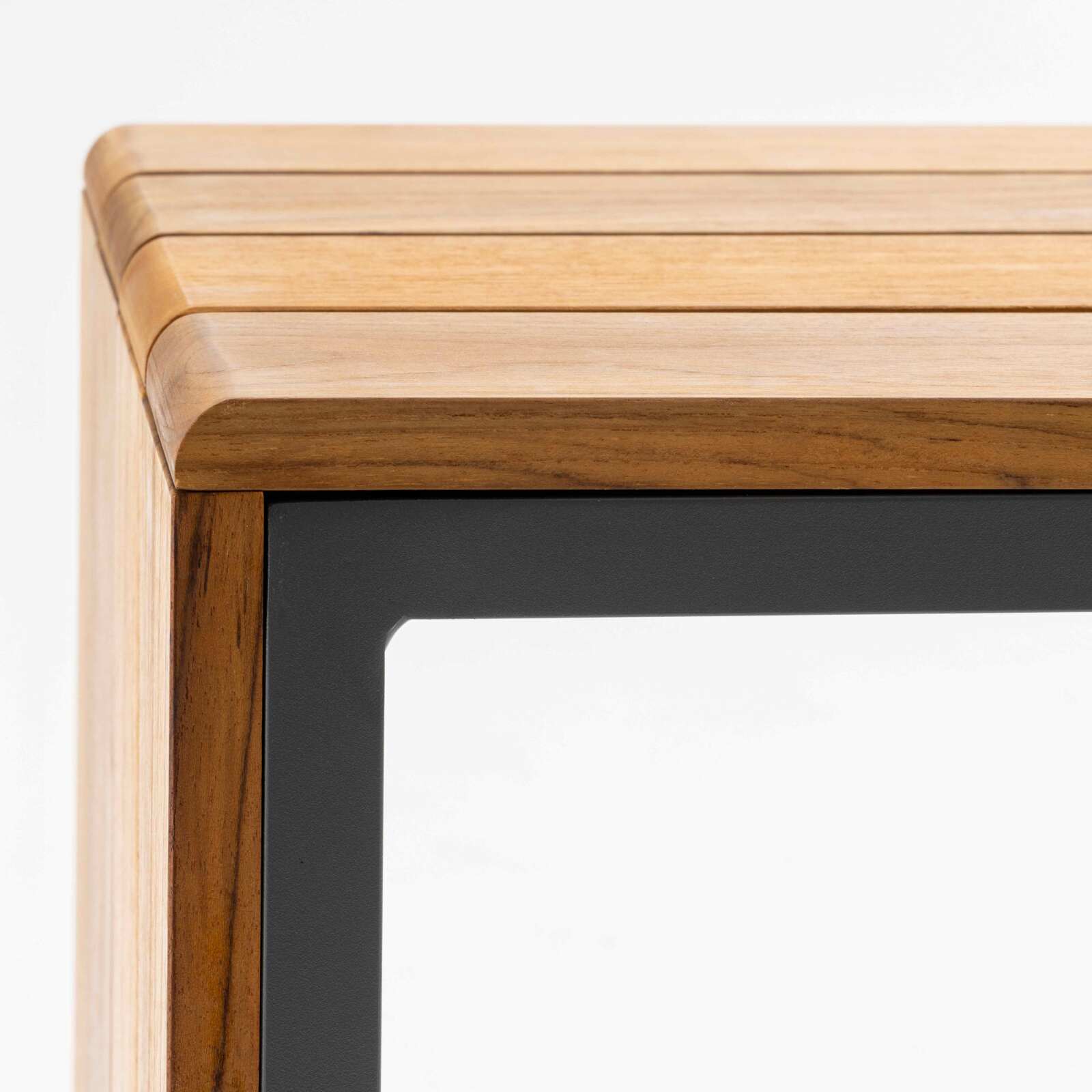 Ablageflache aus Aluminium und Teakholz