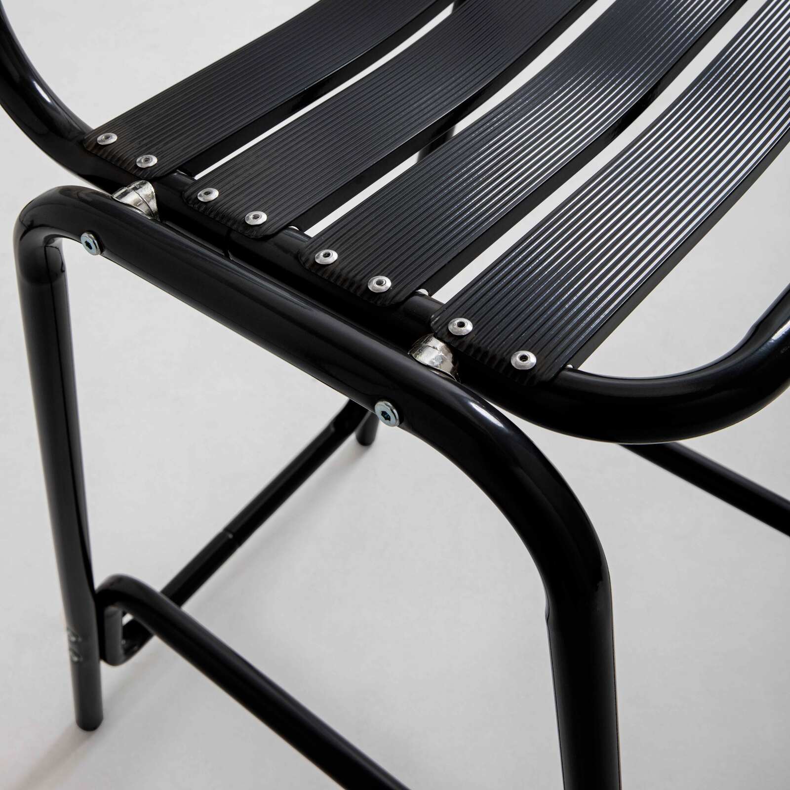 Barhocker aus grauem eloxiertem Aluminium Barhocker aus grauem eloxiertem Aluminium