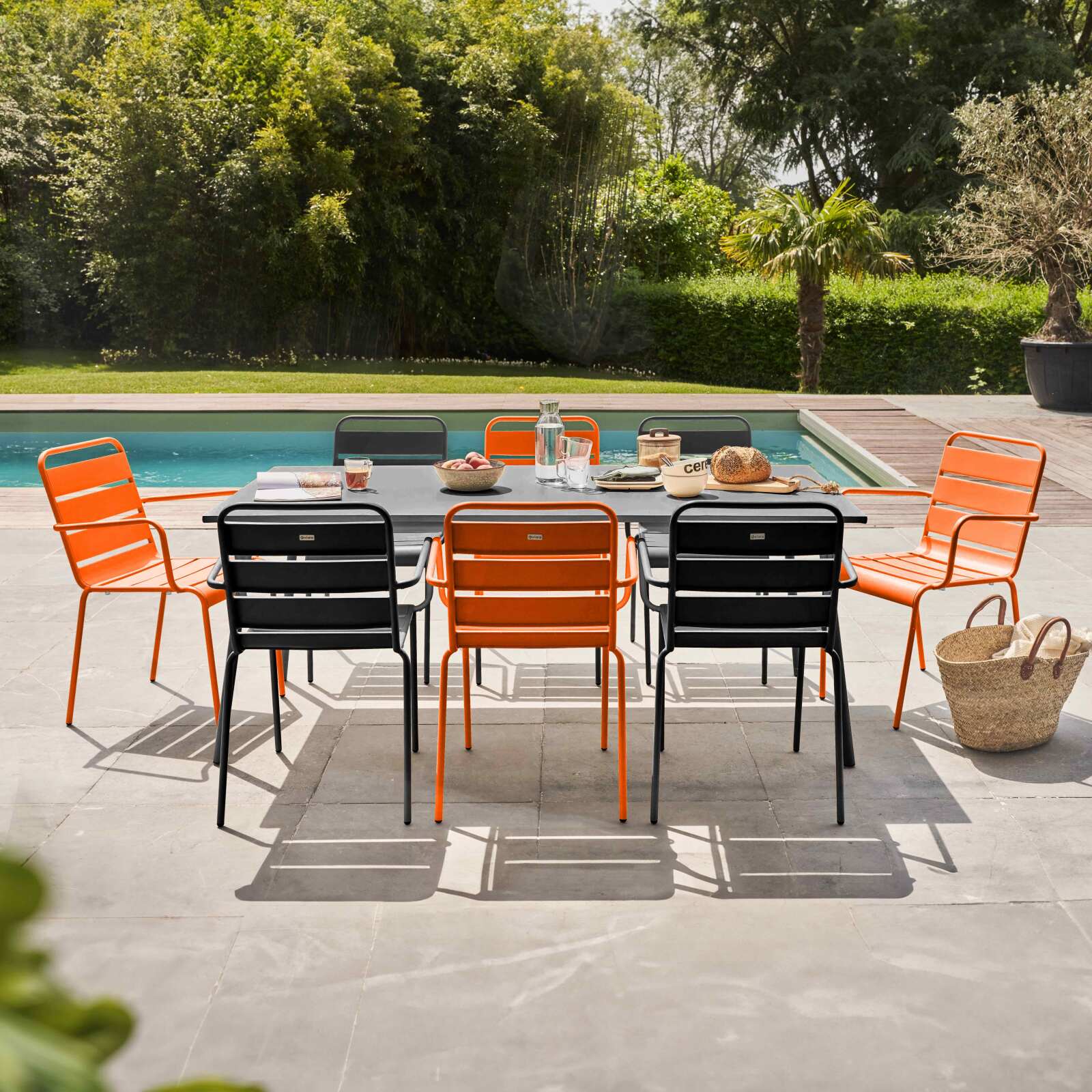 Rechteckiger Gartentisch 180 x 90 cm und 8 ungleiche Stühle mit Metallarmlehnen 