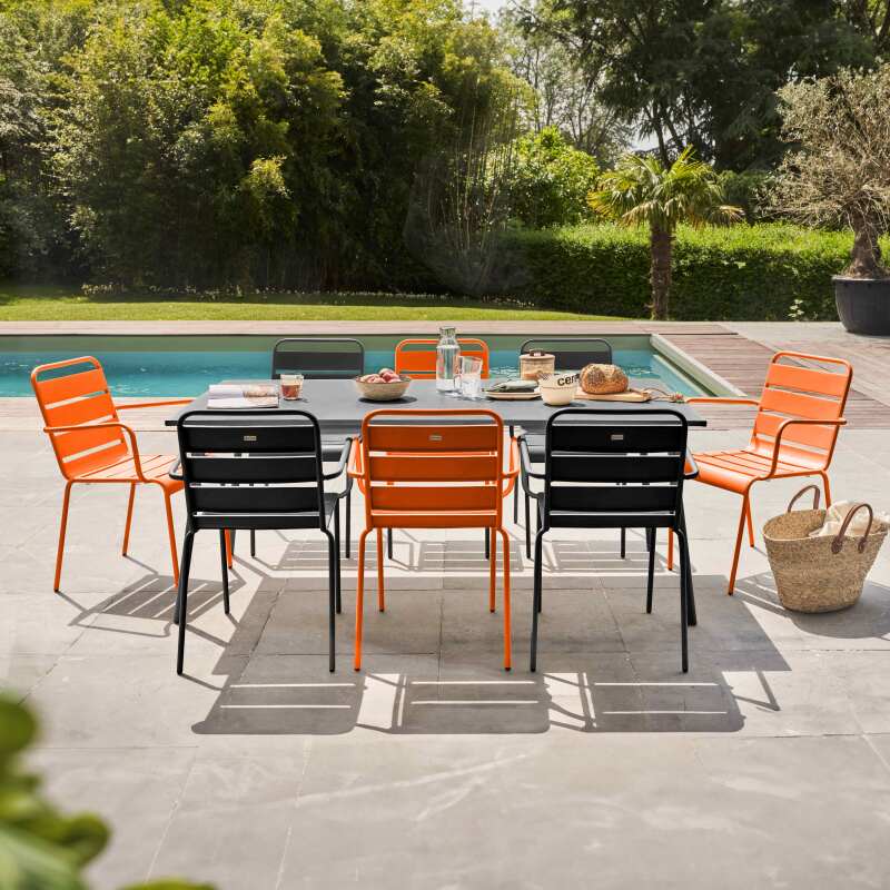 Rechteckiger Gartentisch 180 x 90 cm und 8 ungleiche Stühle mit Metallarmlehnen 