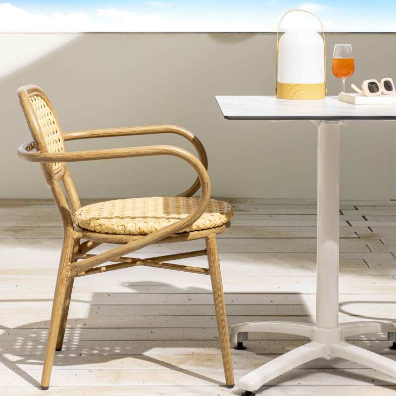 Terrassenstuhl mit Armlehnen aus Aluminium und synthetischem Rattan