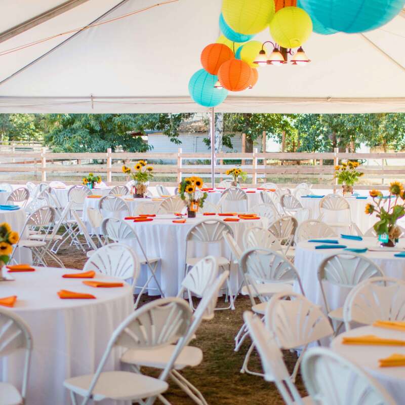 Klappstuhl weiss für den Empfang mit Lochmuster aus HDPE - 2er-Set